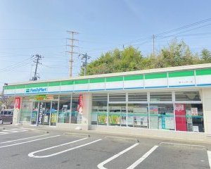 ファミリーマート 泉インター店