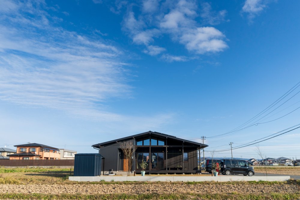 花と家族の笑顔が咲く、平屋の家 / STAND BY HOME「YAT」