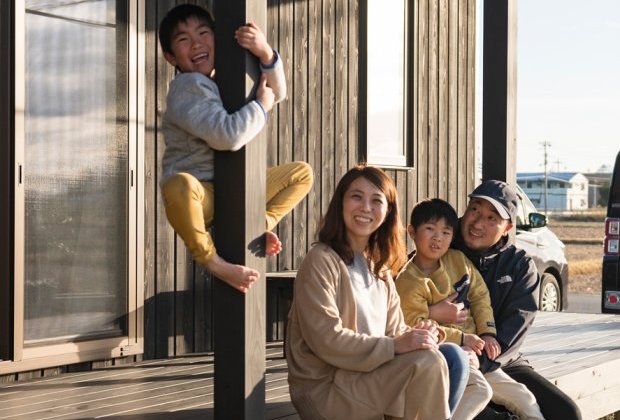 花と家族の笑顔が咲く、平屋の家 / STAND BY HOME「YAT」